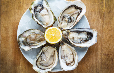 Fresh oysters with lemon